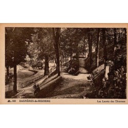 Carte postale ancienne de Bagnères-de-Bigorre montrant les Lacets des Thermes dans le parc thermal.