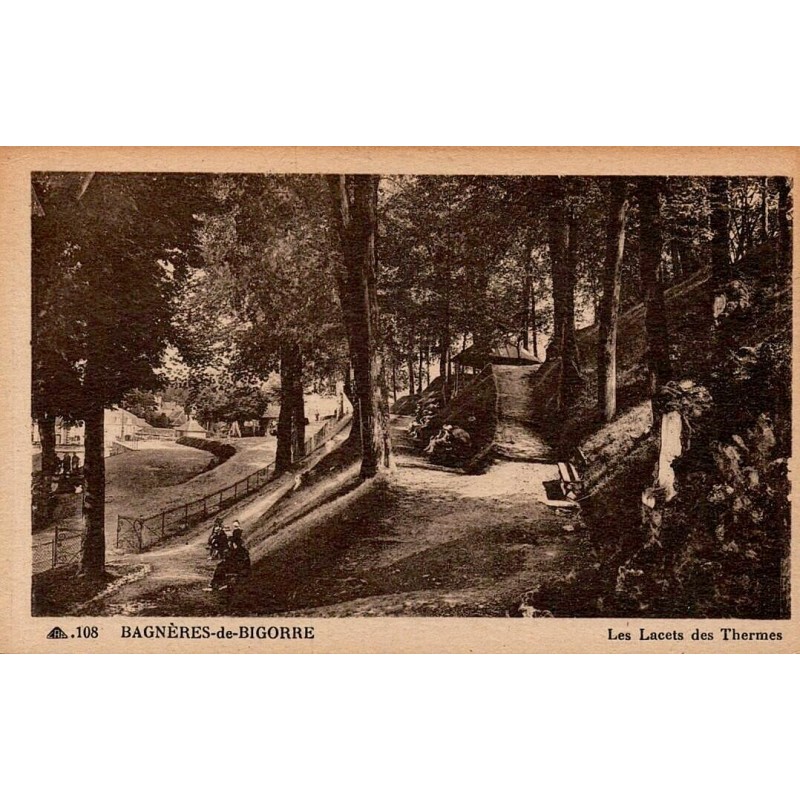Carte postale ancienne de Bagnères-de-Bigorre montrant les Lacets des Thermes dans le parc thermal.