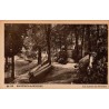 Carte postale ancienne de Bagnères-de-Bigorre montrant les Lacets des Thermes dans le parc thermal.