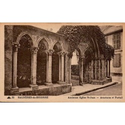 Carte postale ancienne de Bagnères-de-Bigorre montrant les arcatures et le portail de l'ancienne église Saint-Jean.