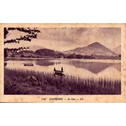 Carte postale ancienne du lac de Lourdes avec des barques et les montagnes des Hautes-Pyrénées en arrière-plan.