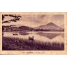 Carte postale ancienne du lac de Lourdes avec des barques et les montagnes des Hautes-Pyrénées en arrière-plan.