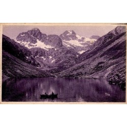Carte postale ancienne du lac d'Estom près de Cauterets avec une barque et les sommets des Pyrénées.