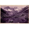 Carte postale ancienne du lac d'Estom près de Cauterets avec une barque et les sommets des Pyrénées.