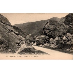Carte postale ancienne Route de Luz à Gavarnie Le Chaos avec blocs rocheux et vallée des Hautes-Pyrénées.