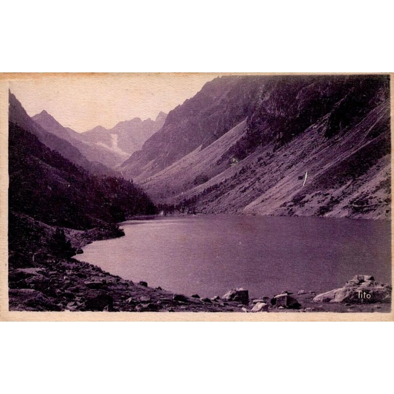 Carte postale ancienne du lac de Gaube près de Cauterets avec panorama sur les sommets des Hautes-Pyrénées.