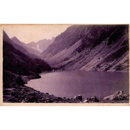 Carte postale ancienne du lac de Gaube près de Cauterets avec panorama sur les sommets des Hautes-Pyrénées.