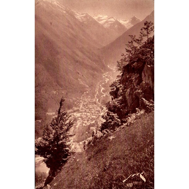 Carte postale ancienne de Cauterets vue à vol d'oiseau avec panorama sur la vallée des Hautes-Pyrénées.