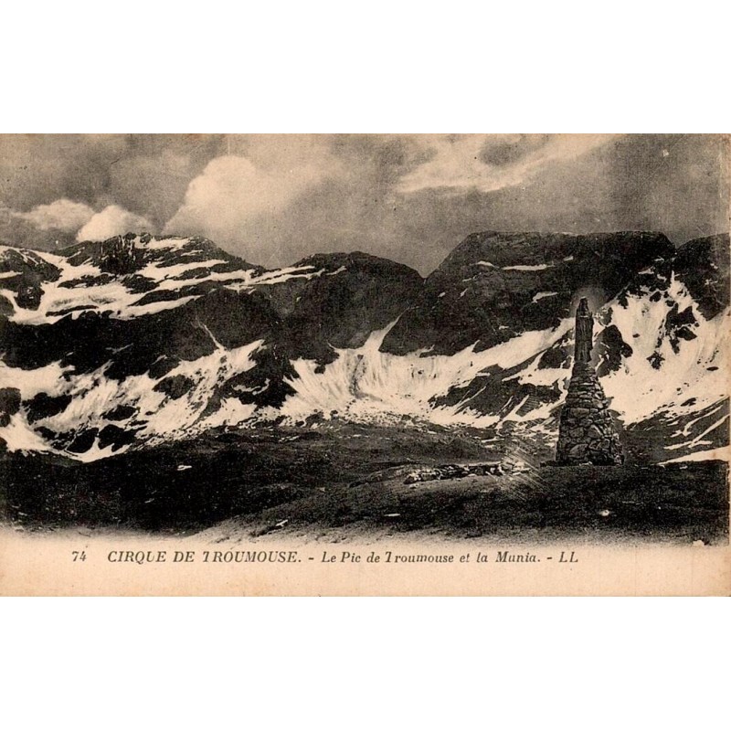 Carte postale ancienne du cirque de Troumouse avec le Pic de Troumouse et la Munia dans les Hautes-Pyrénées.
