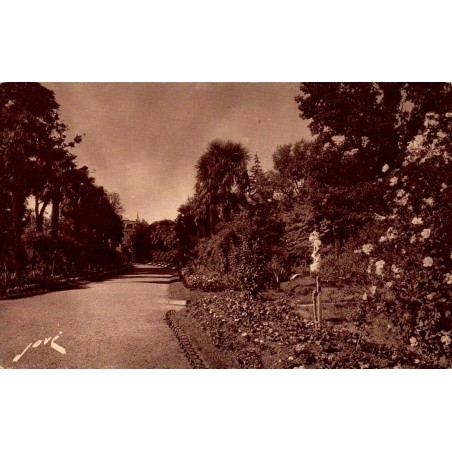 Carte postale ancienne de Tarbes montrant les allées fleuries du Jardin Massey et la statue de Saint-Christophe.