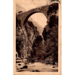 Carte postale ancienne du Pont Napoléon à Luz-Saint-Sauveur franchissant les gorges du Gave, oblitérée en 1932.