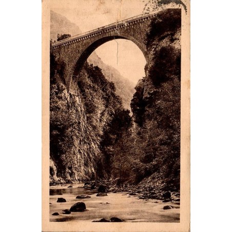 Carte postale ancienne du Pont Napoléon à Luz-Saint-Sauveur franchissant les gorges du Gave, oblitérée en 1932.