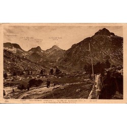 Carte postale ancienne de Cauterets montrant le camp de la vallée du Marcadau et les sommets des Pyrénées.