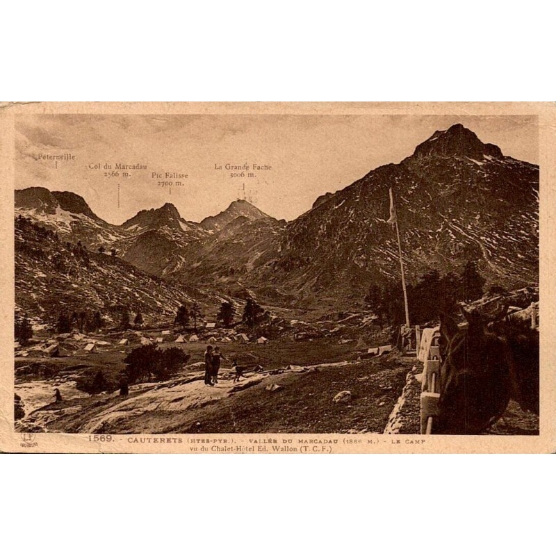 Carte postale ancienne de Cauterets montrant le camp de la vallée du Marcadau et les sommets des Pyrénées.