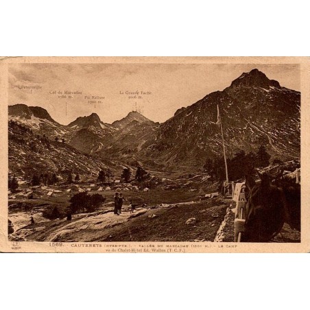 Carte postale ancienne de Cauterets montrant le camp de la vallée du Marcadau et les sommets des Pyrénées.