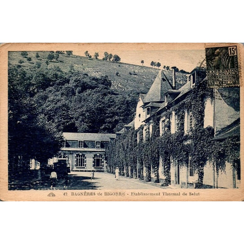 Carte postale ancienne de Bagnères-de-Bigorre montrant l'établissement thermal de Salut.
