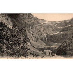 Carte postale ancienne de Gavarnie montrant l'Hôtel du Cirque au pied du cirque et de la Grande Cascade.