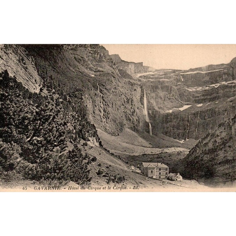 Carte postale ancienne de Gavarnie montrant l'Hôtel du Cirque au pied du cirque et de la Grande Cascade.