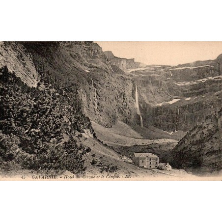Carte postale ancienne de Gavarnie montrant l'Hôtel du Cirque au pied du cirque et de la Grande Cascade.