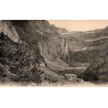 Carte postale ancienne de Gavarnie montrant l'Hôtel du Cirque au pied du cirque et de la Grande Cascade.