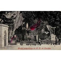 Carte postale ancienne de la grotte miraculeuse de Notre-Dame de Lourdes avec la statue et le sanctuaire.
