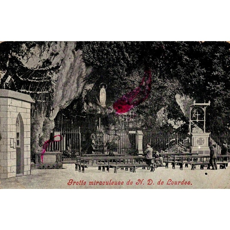 Carte postale ancienne de la grotte miraculeuse de Notre-Dame de Lourdes avec la statue et le sanctuaire.