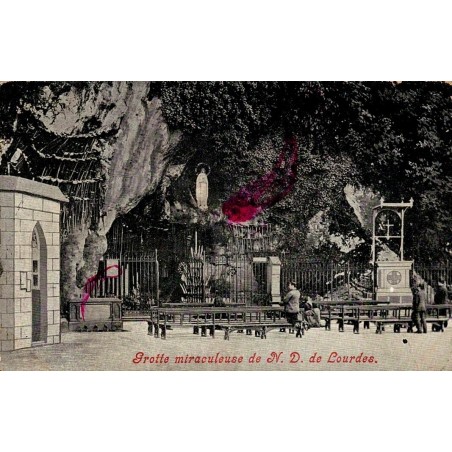 Carte postale ancienne de la grotte miraculeuse de Notre-Dame de Lourdes avec la statue et le sanctuaire.