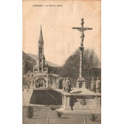 Carte postale ancienne de Lourdes montrant le Calvaire Breton devant la basilique de l'Immaculée-Conception.