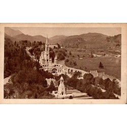 Carte postale ancienne de Lourdes montrant la basilique et le Monument Interallié vus du château fort.
