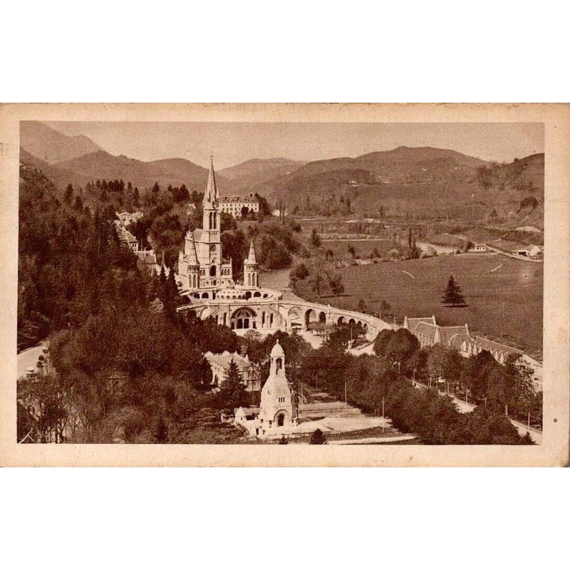 Carte postale ancienne de Lourdes montrant la basilique et le Monument Interallié vus du château fort.