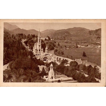 Carte postale ancienne de Lourdes montrant la basilique et le Monument Interallié vus du château fort.