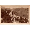 Carte postale ancienne de Lourdes montrant la basilique et le Monument Interallié vus du château fort.
