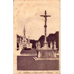 Carte postale ancienne de Lourdes montrant le Calvaire Breton devant la basilique de l'Immaculée-Conception.