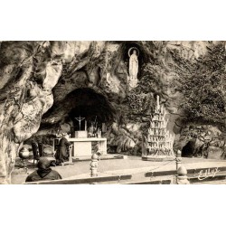 Carte postale ancienne de la grotte miraculeuse de Lourdes avec autel, statue de Notre-Dame et pèlerins.