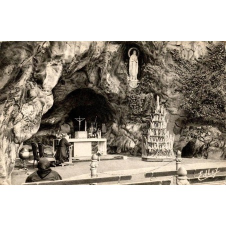 Carte postale ancienne de la grotte miraculeuse de Lourdes avec autel, statue de Notre-Dame et pèlerins.