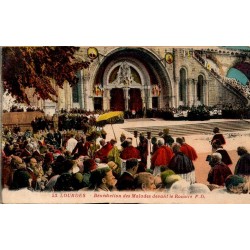 Carte postale ancienne de Lourdes montrant la bénédiction des malades devant la basilique du Rosaire.