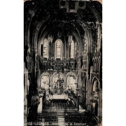 Carte postale ancienne montrant l'intérieur de la basilique de Lourdes avec la nef et le maître-autel.
