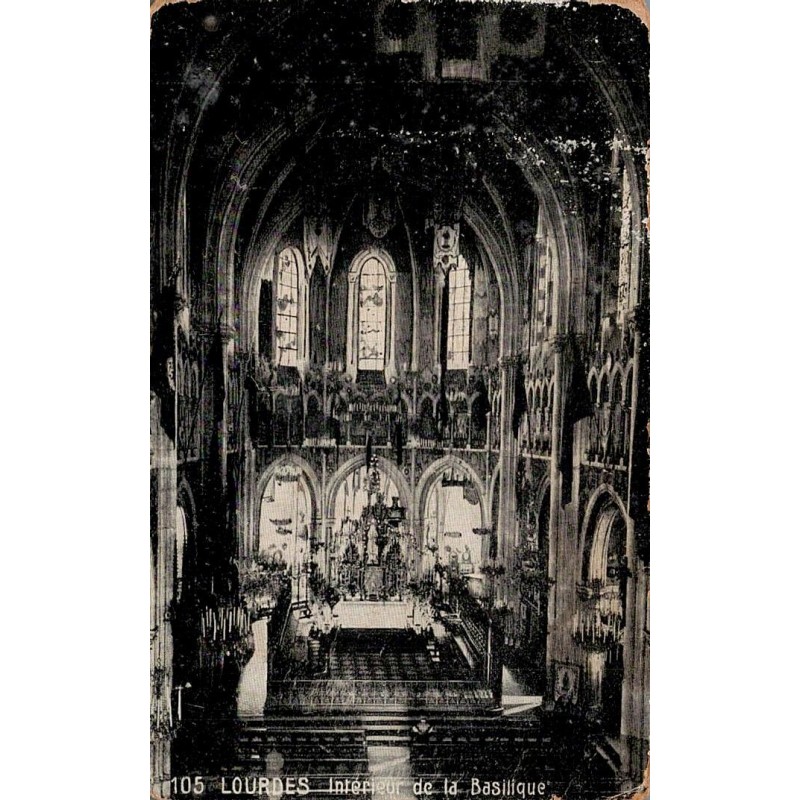 Carte postale ancienne montrant l'intérieur de la basilique de Lourdes avec la nef et le maître-autel.