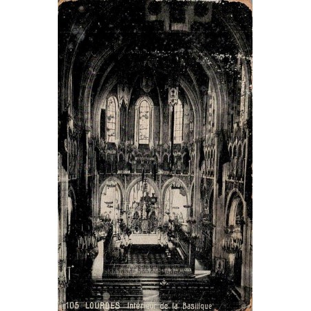 Carte postale ancienne montrant l'intérieur de la basilique de Lourdes avec la nef et le maître-autel.
