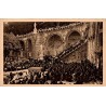 Carte postale ancienne de Lourdes montrant le départ du Saint-Sacrement devant la basilique lors d'un pèlerinage.