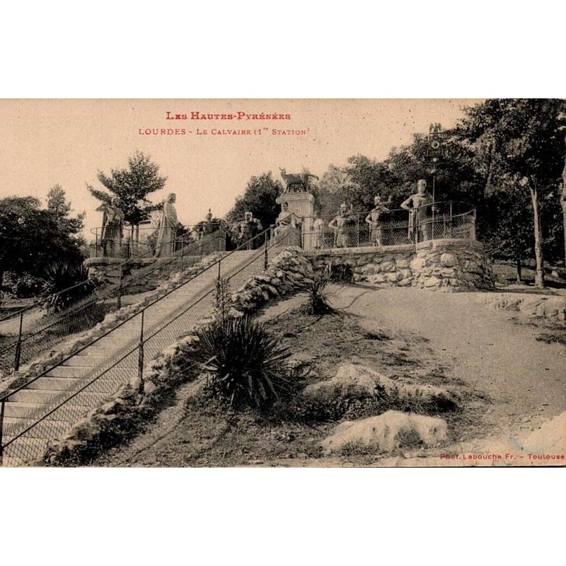 Carte postale ancienne de Lourdes représentant la première station du Calvaire, édition Labouche Frères.