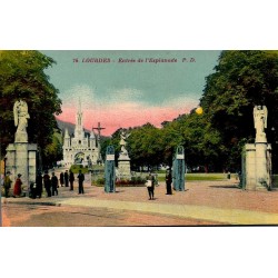 Carte postale ancienne colorisée de Lourdes montrant l'entrée de l'esplanade des sanctuaires.