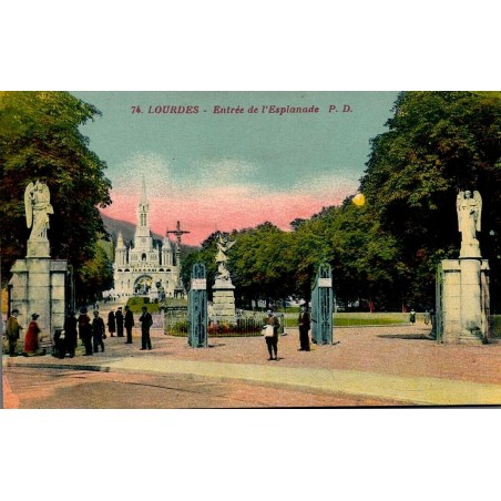Carte postale ancienne colorisée de Lourdes montrant l'entrée de l'esplanade des sanctuaires.