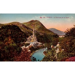 Carte postale ancienne en couleurs de Lourdes montrant la basilique et le Gave avec les Pyrénées en arrière-plan
