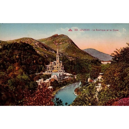 Carte postale ancienne en couleurs de Lourdes montrant la basilique et le Gave avec les Pyrénées en arrière-plan