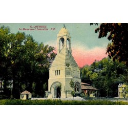 Carte postale ancienne du Monument Interallié de Lourdes éditée par P. Doucet en vue frontale