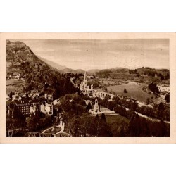 Carte postale ancienne de Lourdes montrant la basilique et le Calvaire vus depuis le château fort