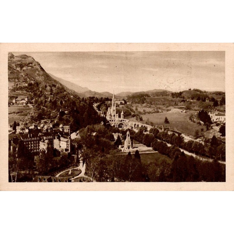 Carte postale ancienne de Lourdes montrant la basilique et le Calvaire vus depuis le château fort