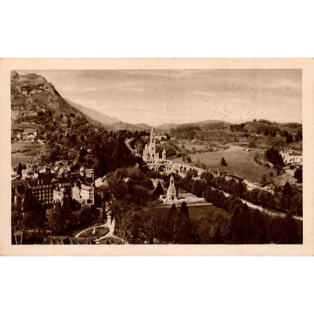 Carte postale ancienne de Lourdes montrant la basilique et le Calvaire vus depuis le château fort