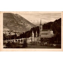 Carte postale ancienne de Lourdes montrant la basilique et le Pic du Jer, édition P. Doucet